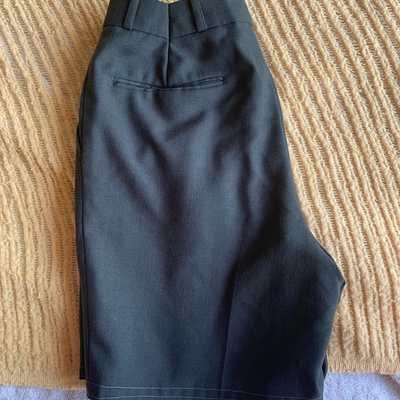 Green pleated shorts - Picture 2 of 3